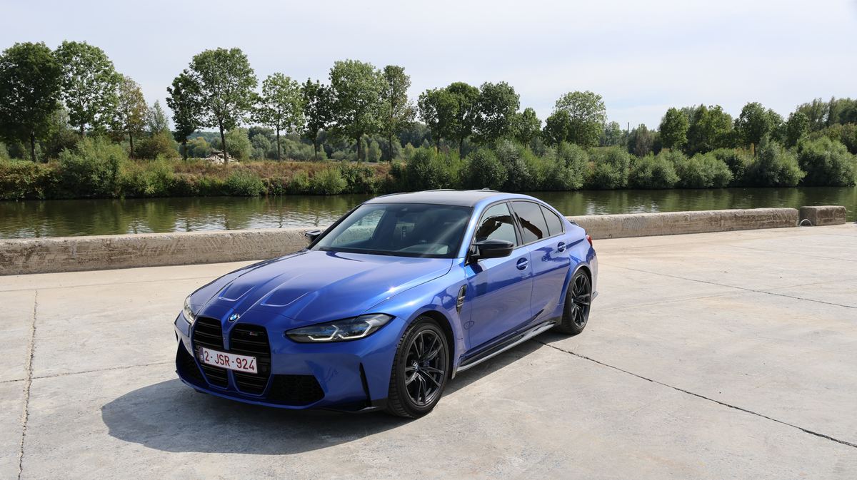 BMW M3 Competition, driekwart vooraanzicht links in Portimao Blue